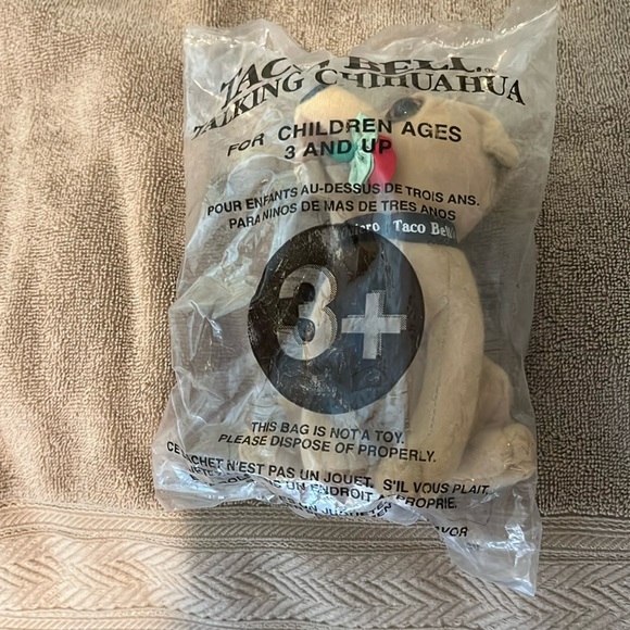 Taco Bell talking chihuahua “I think I’m in love”in sealed packaging still talks - Picture 1 of 3